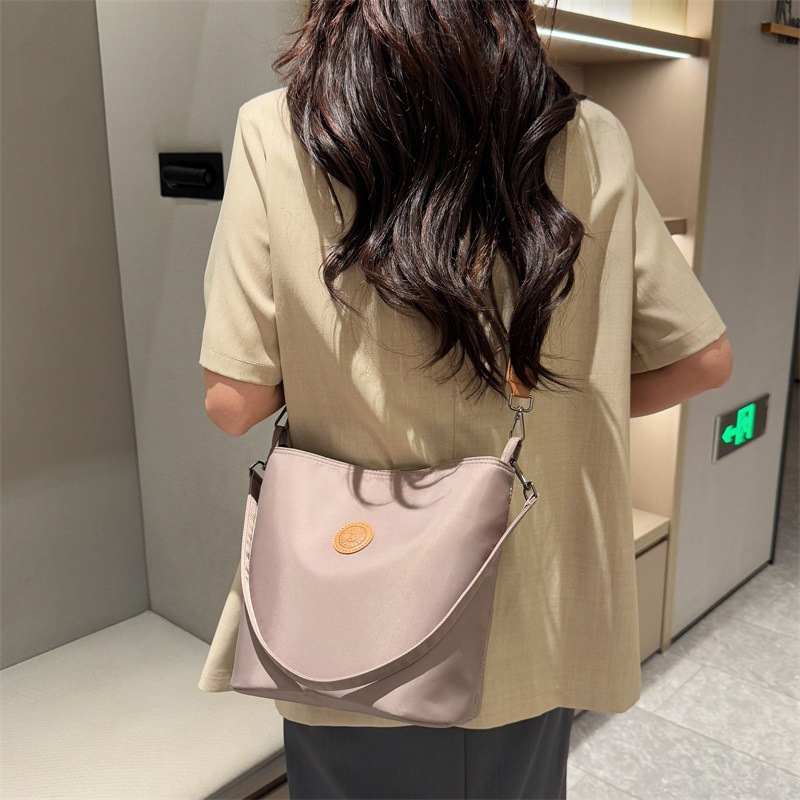 Spring and summer light Korean women's bag style crossbody bag casual commuter bucket bag one-shoulder crossbody bag