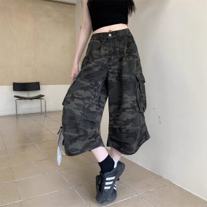 Real shot of American retro camouflage denim cropped pants for women in summer hot girls high waist loose work shorts